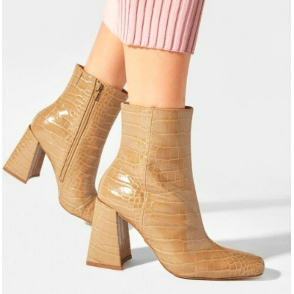 Like NEW! Beautiful Vera Moda nude ankle bootie with zipper size 7